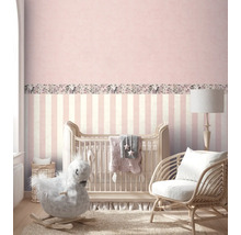 Babyzimmer mit Gitterbett, Schaukelpferd und Rattansessel