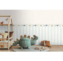 Kinderzimmer mit gestreifter Tapete und Dinosaurierbordüre