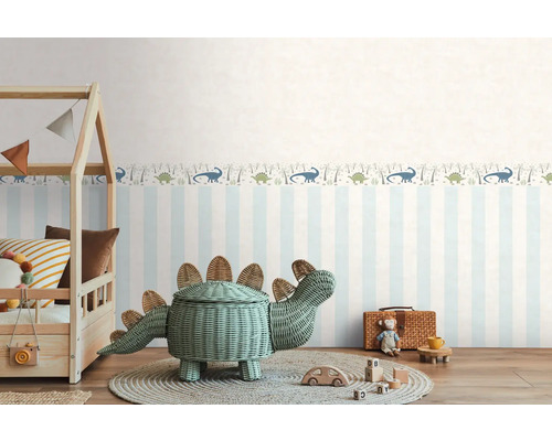 Kinderzimmer mit gestreifter Tapete und Dinosaurierbordüre
