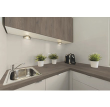 Küchenecke mit Spüle, Arbeitsplatte, Unterschränken, Hängeschränken und Kaffeemaschine