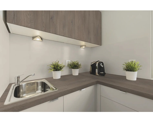 Küchenecke mit Spüle, Arbeitsplatte, Unterschränken, Hängeschränken und Kaffeemaschine