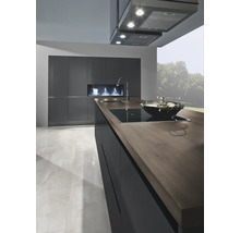 Moderne Küche mit Kochinsel, Dunstabzugshaube und grauen Schränken.