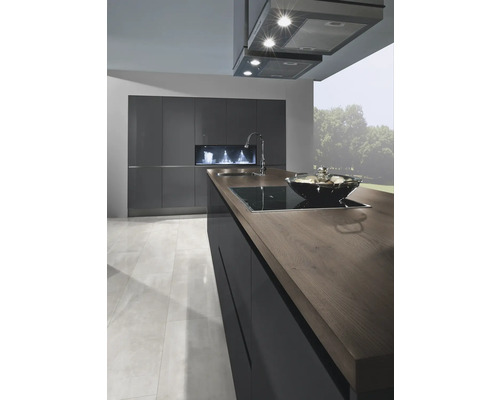 Moderne Küche mit Kochinsel, Dunstabzugshaube und grauen Schränken.