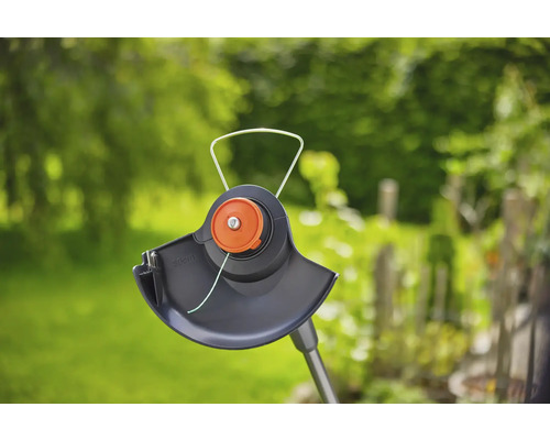 Detailaufnahme eines Rasentrimmers mit Fadenkopf