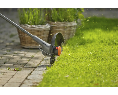 Rasentrimmer im Einsatz zum Kantenschneiden im Garten