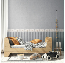 Kinderzimmer mit Holzbetten, Spielzeug und Wanddekor mit Tiermotiven