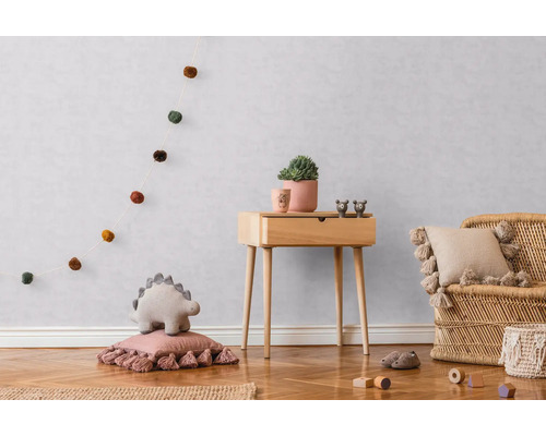 Kinderzimmer mit Holzkommode, Rattansessel und dekorativen Accessoires