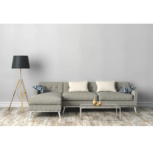 Wohnzimmer mit grauem Sofa, Stehlampe und Couchtisch