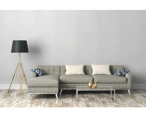 Wohnzimmer mit grauem Sofa, Stehlampe und Couchtisch