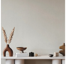 Dekorative Anordnung mit Vasen, Schalen und Büchern auf einem Regal.