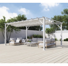 Weiße Pergola mit Möbeln im Gartenbereich