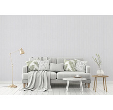 Wohnzimmer mit Sofa, Kissen, Decke, Lampe und Beistelltischen für eine gemütliche Atmosphäre