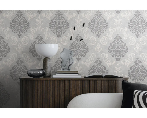 Dekoratives Wohnzimmer mit gemusterter Tapete und Holzkommode