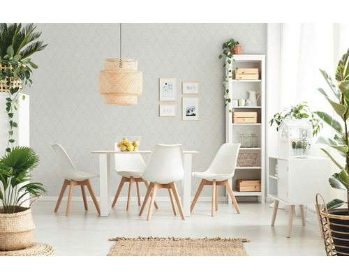 Heller Essbereich mit Esstisch, Stühlen, Pendelleuchte und dekorativen Pflanzen