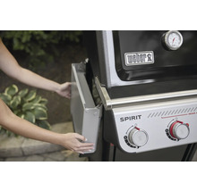 Weber Spirit Gasgrill mit geöffnetem Seitentisch