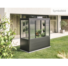 Gartenszene mit Gewächshaus zur Pflanzenzucht