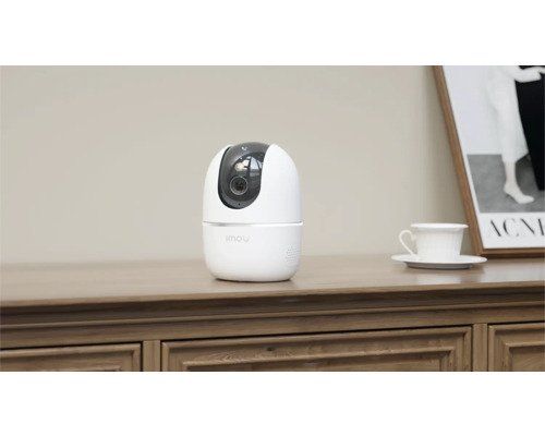Imou Überwachungskamera auf einem Holzschrank