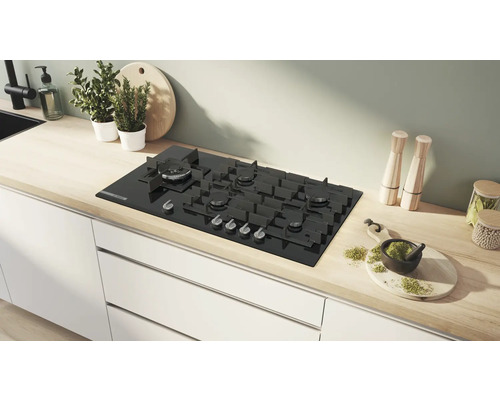 Schwarzes Gaskochfeld auf einer Küchentheke