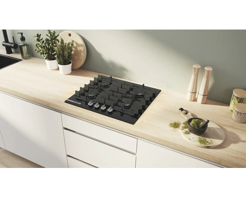 Schwarzer Gaskochfeld in einer hellen Küche