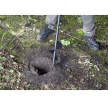 Bohrer im Erdreich zum Ausheben eines Lochs