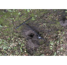 Erdlochbohrer im Einsatz auf einem Gartenboden