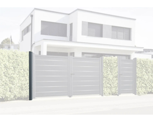 Zaunpfosten vor Haus und Hecke