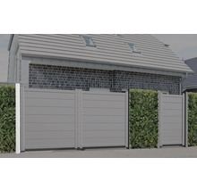 Grauer Gartenzaun mit Tor und Hecke vor einem Haus