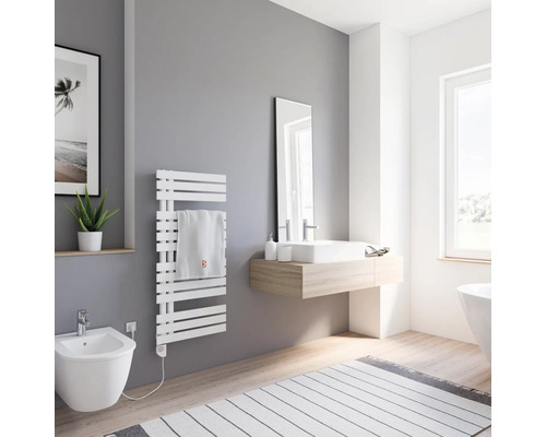Elektrischer Handtuchwärmer SCHULTE Breda Heizstab links 50 x 106 cm 600 W mit Heizstab 3 regulierbar weiß Modernes Badezimmer mit weißem Handtuchwärmer, Bidet und Waschtisch