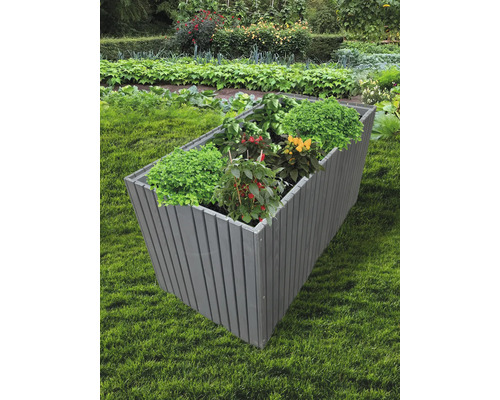 Hochbeet aus Holz mit Bepflanzung im Garten