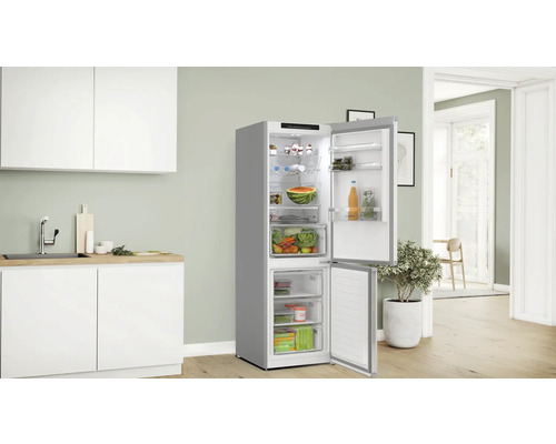 Küche mit offenem Kühlschrank mit verschiedenen Lebensmitteln