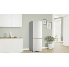 Freistehender Kühl- und Gefrierschrank in einer hellen Küche