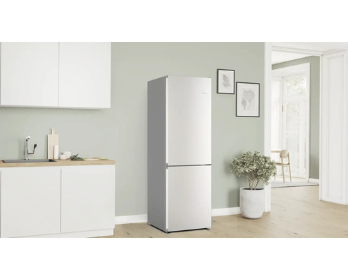 Freistehender Kühl- und Gefrierschrank in einer hellen Küche