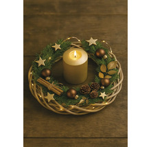 Dekorativer Adventskranz mit Kerze, Tannenzweigen, Sternen, Christbaumkugeln, Tannenzapfen, goldenen Blättern, Zimtstangen und Lichterkette