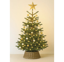 Geschmückter Weihnachtsbaum mit Stern, Kugeln und Lichterkette in einem geflochtenen Korb