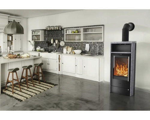 Helle Landhausküche mit Kochinsel, Barhockern und Kaminofen