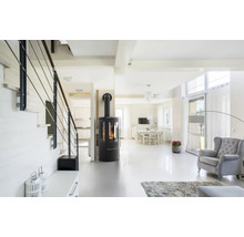 Heller Wohnraum mit Treppe, Kaminofen, Esstisch und Sessel