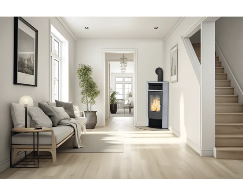 Wohnzimmer mit Kaminofen, Sofa, Pflanze und Treppe in hellem Design