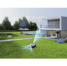 Rasenmähroboter bei der Arbeit in einem modernen Garten mit Haus, Pool und Schaukel