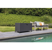 Szene mit einer Aufbewahrungsbox mit Rollen neben einer Gartenbank auf einer Terrasse am Pool