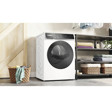 Bosch Wäschetrockner in einem Wäscheraum mit Regalen und einem Wäschekorb