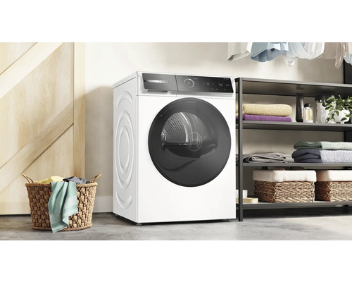 Bosch Wäschetrockner in einem Wäscheraum mit Regalen und einem Wäschekorb