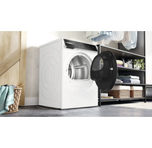 Weißer Wäschetrockner von Bosch mit offener Tür in einem Waschraum