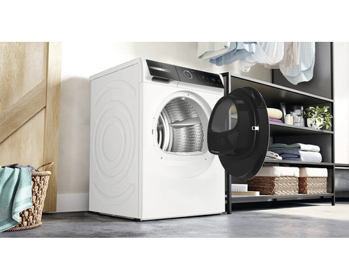 Weißer Wäschetrockner von Bosch mit offener Tür in einem Waschraum