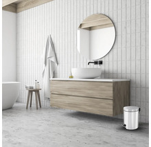 Modernes Badezimmer mit Waschbecken, Spiegel, und Accessoires
