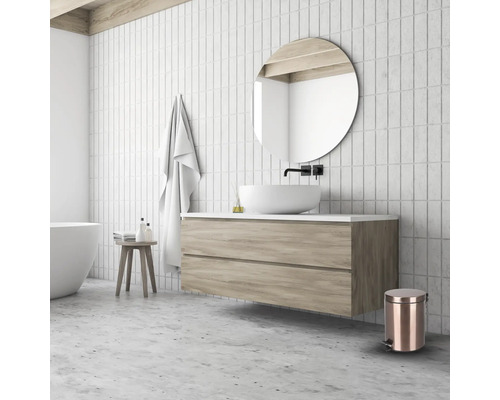 Badezimmer mit Waschtisch, Spiegel, Badewanne und Accessoires