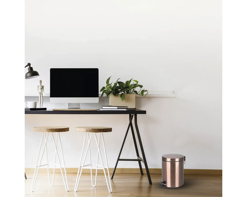 Arbeitszimmer mit Schreibtisch, Stühlen und Tretabfalleimer