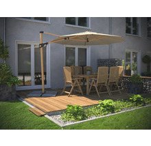 Gartenszene mit Holzterrasse, Esstischgruppe, Sonnenschirm und Gabionen