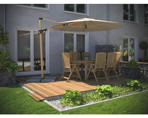 Gartenszene mit Holzterrasse, Esstischgruppe, Sonnenschirm und Gabionen