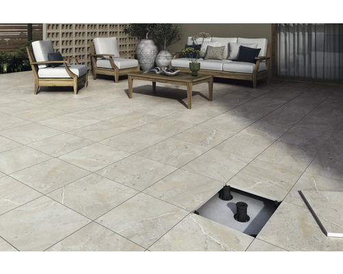 Terrasse mit Fliesen auf Stelzlagern mit Möbeln