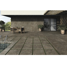 Außenbereich mit Terrassenfliesen, Pool, Sitzgruppe und Bepflanzung